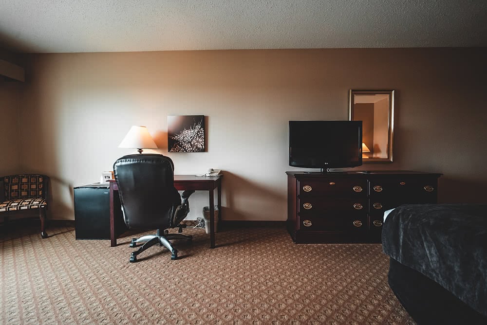 King Room with TV and Desk