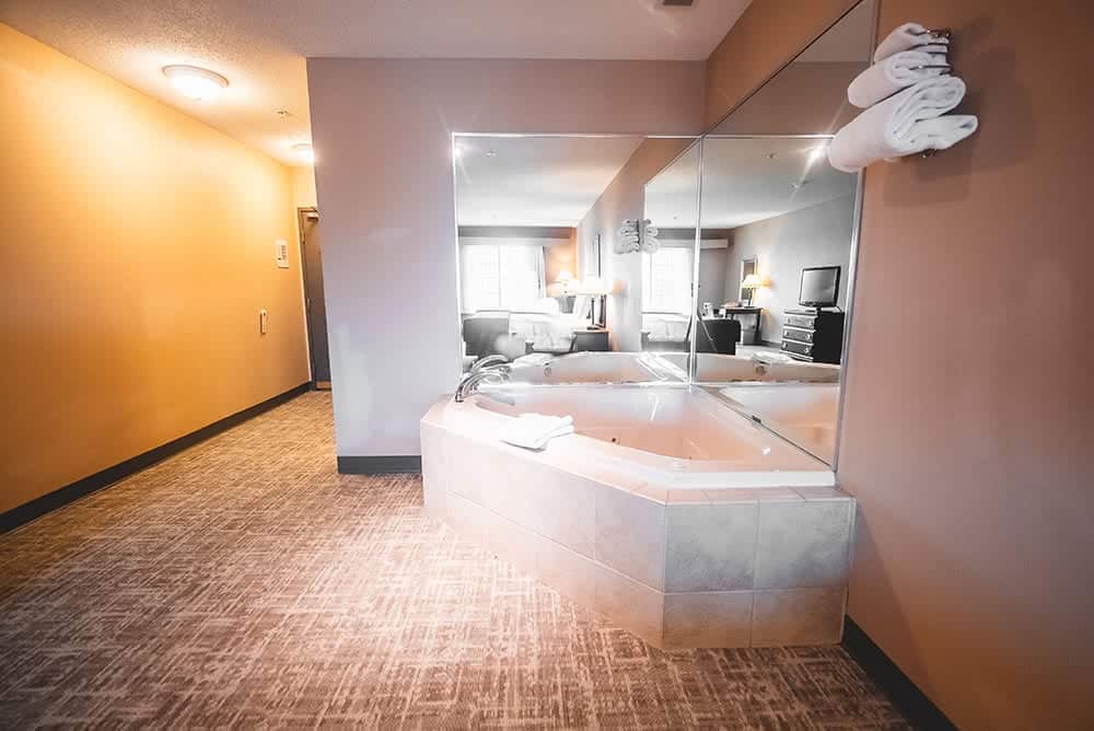 King Suite Deluxe Jacuzzi Tub